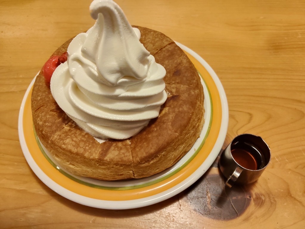 クリームを添えた甘いデザート