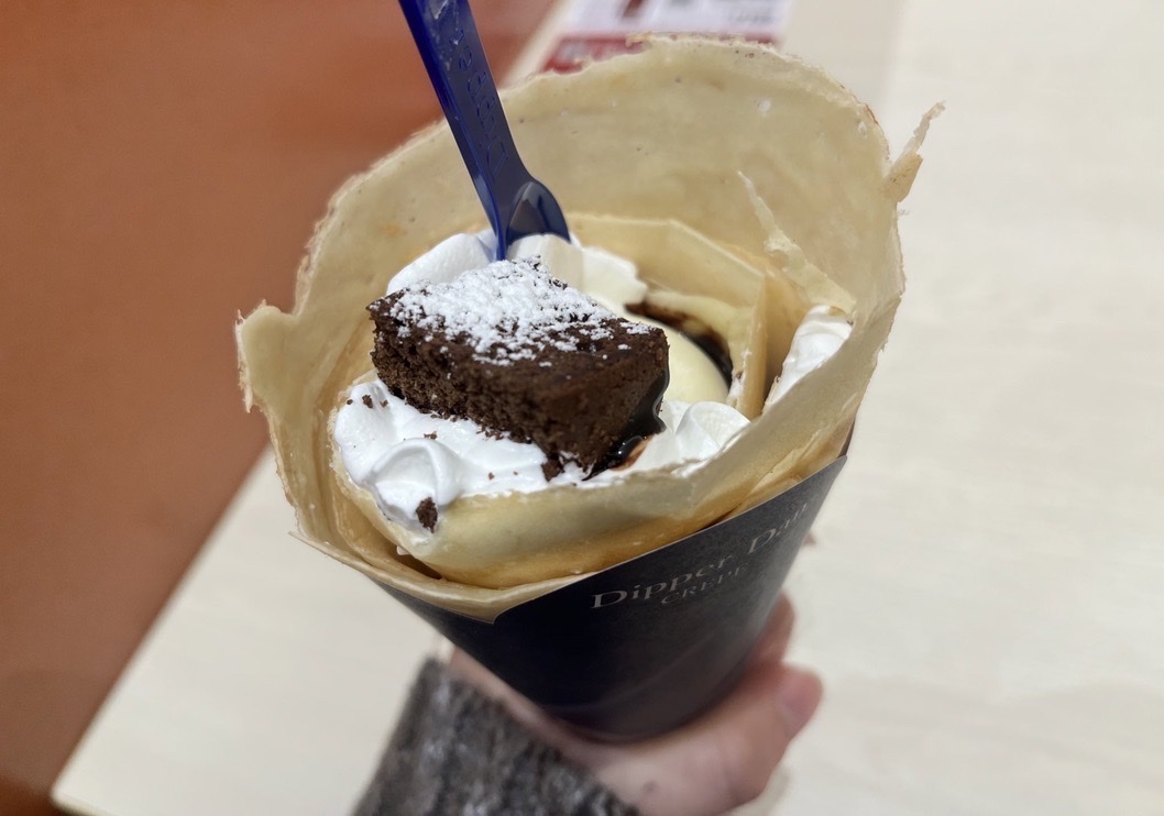 チョコレートケーキを添えたクレープ