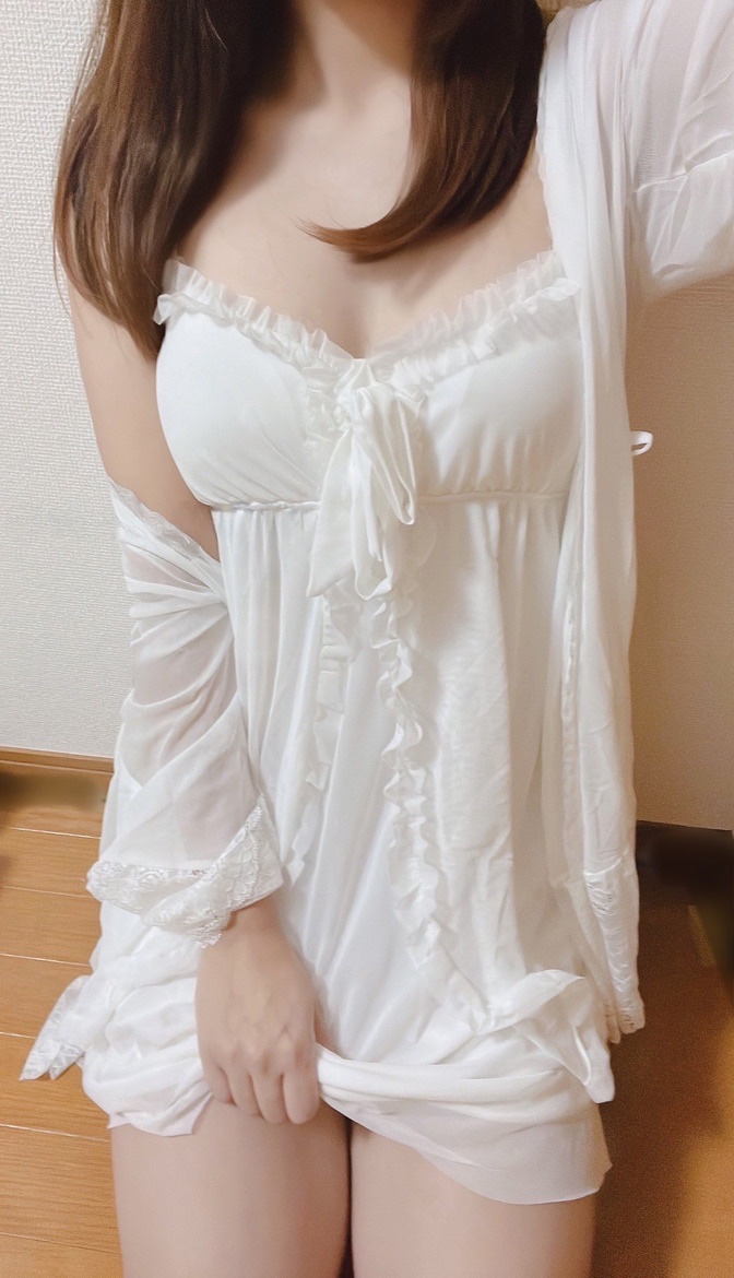 白いナイトウェアを着た鹿乃