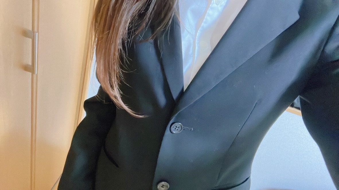 白いブラウスと黒いジャケットの装い