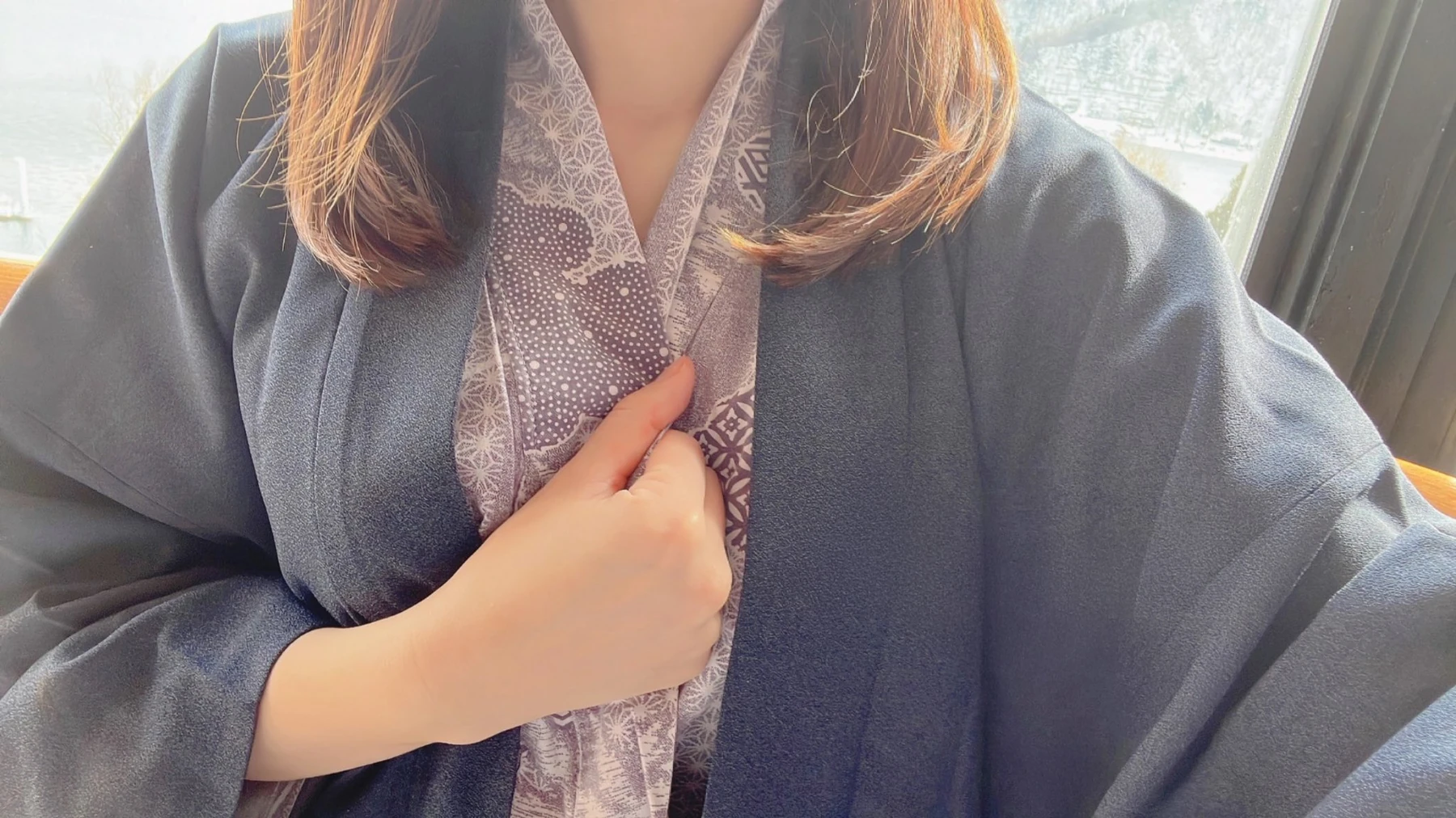 落ち着いた色合いの着物姿の鹿乃