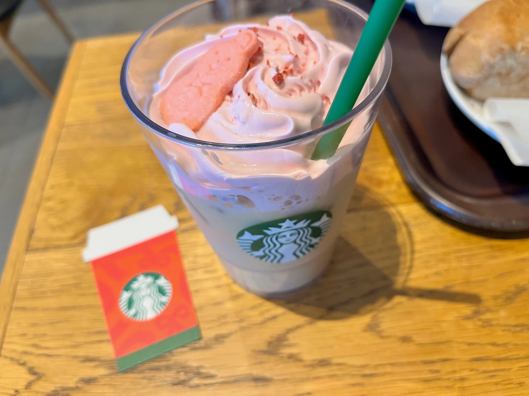 ピンク色の甘い飲み物