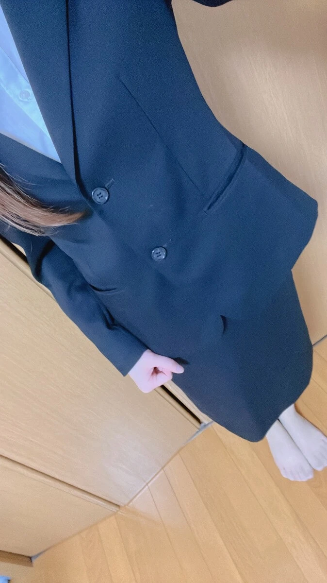 青いスーツを着た鹿乃